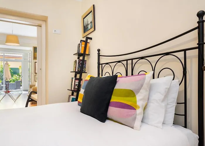 Whome | Alameda Patio Hideaway